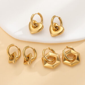 Aros de mujer vintage con forma de estrella de cinco puntas, corazón y hexágono en color dorado.