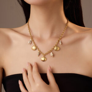 Collar de conchas y caracoles con estilo marino de verano.