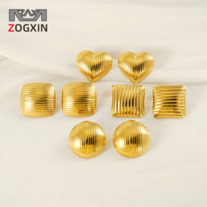 Pendientes geométricos minimalistas con diseño versátil.