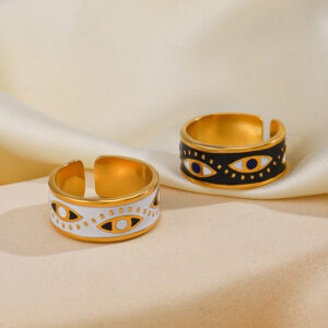 Anillo vintage de estilo étnico con ojos en blanco y negro.